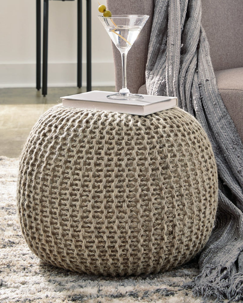 Latricia Pouf