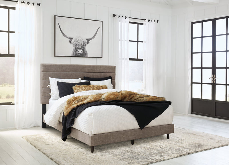 Vintasso Upholstered Bed