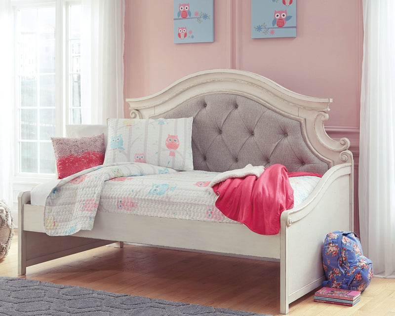 Realyn Twin Panel Bed